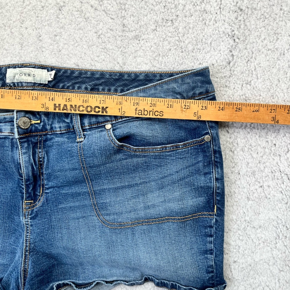 Women's Torrid Dark Wash Cotton Blend Denim Shorty Shorts Size 28 - Picture 3 of 8